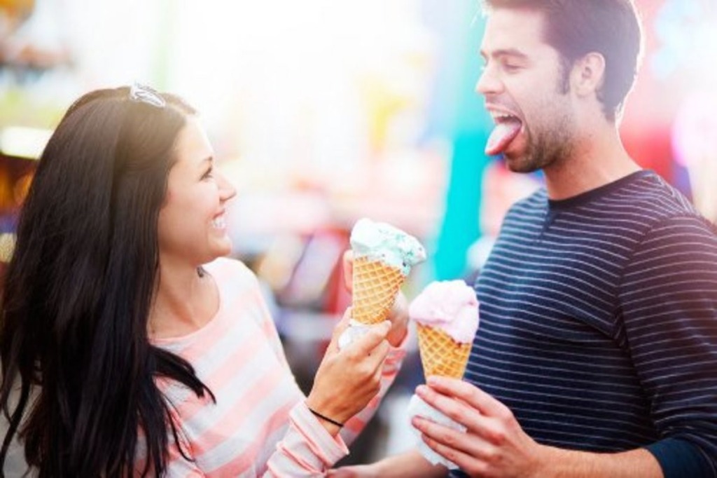 uomo donna amore ridere divertirsi coppia gelato scherzare